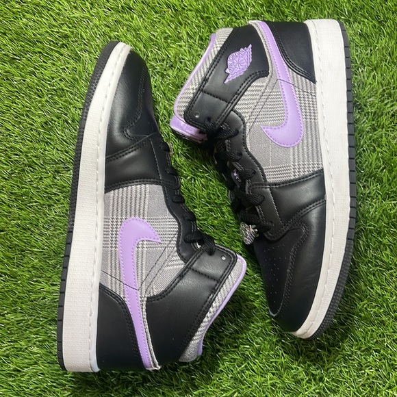 Jordan 1 Mid SE - Picture 2 of 4